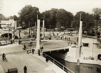 41296 Gezicht op de Vaartscherijnbrug over de Vaartsche Rijn te Utrecht.